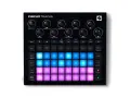 Czarny kontroler muzyczny Circuit Tracks z podświetlanymi padami i pokrętłami, oferujący innowacyjne komponenty do tworzenia muzyki.