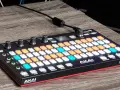 Akai Fire, kontroler MIDI z podświetlanymi padami, gotowy do tworzenia muzyki w FL Studio.