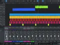 Tworzenie muzyki na telefonie: ekran programu do produkcji muzyki z wieloma ścieżkami, instrumentami i mikserem.
