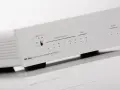 Biały przetwornik cyfrowo-analogowy MX-DAC z opcjami wyboru częstotliwości próbkowania i formatu DSD, zapewniający wysokiej jakości audio.