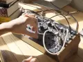 Ręka manipuluje pokrętłami na syntezatorze Moog DFAM, tworząc dźwięki.