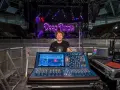 Mężczyzna przy konsolecie Midas, gotowy do obsługi koncertu Deep Purple. Dziedzictwo dźwięku na żywo.