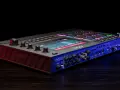 Akai MPX8, sampler z podświetlanymi padami i ekranem, gotowy do tworzenia muzyki.