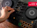Ręka DJ-a kręci gałką EQ na kontrolerze DDJ-FLX2. Dowiedz się, co to eq i jak go używać w tym wideo tutorialu.