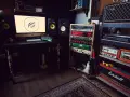 Profesjonalne, **solid studio** z komputerem, monitorami studyjnymi, rackiem z efektami i wzmacniaczami gitarowymi.