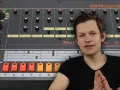 Mężczyzna obok legendarnego automatu perkusyjnego Roland TR-808. Poznaj tajemnice 808 co to za sprzęt!