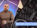 Mężczyzna w golfie obok konsoli DJ-skiej. Kursy Djskie online od podstaw, świetna muzyka swing.