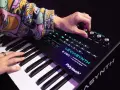 Ręce grają na syntezatorze LEVIASYNTH, tworząc dźwięki, które mogą wywołać efekt glitch sound.