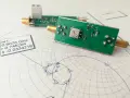 Elektronika na wykresie Smitha, analizująca impedancję. Widać złącza SMA i dane pomiarowe.