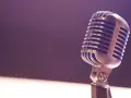 Retro mikrofon, jak z filmu. Czy to właśnie autotune co to za magia?