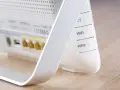 Biały router z portami LAN i USB. Widoczne przyciski WiFi i WPS. To centrum domowej sieci, prawdziwy audio router.