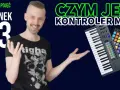 Mężczyzna z uśmiechem prezentuje kontroler midi i pad. Dowiedz się, czym jest midi i jak działa.