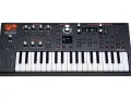 Czarny syntezator ASM Hydrasynth Explorer z klawiaturą i licznymi pokrętłami oraz przyciskami do tworzenia dźwięków.