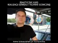 Praktyczny kurs realizacji dźwięku na żywo. Mężczyzna w słuchawkach przy konsolecie dźwiękowej przed sceną festiwalową.