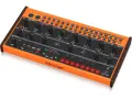 Pomarańczowy syntezator Behringer Crave z sekwencerem i licznymi pokrętłami do tworzenia dźwięków.