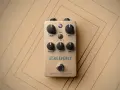 Złoty efekt gitarowy Heavenly UAFX Plate Reverb z pokrętłami Decay, Mix, Predelay, EQ, Mod.
