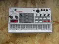 Korg Volca Sample 2, kompaktowy sekwencer sampli, gotowy do tworzenia muzyki.