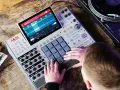 Producent muzyczny tworzy beaty na MPC 60, obok gramofon Technics.