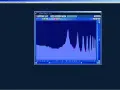 Wykres widma audio pokazuje częstotliwości harmoniczne, z wyraźnymi szczytami w paśmie basowym i średnim.
