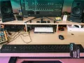 Stacja robocza do produkcji muzyki z monitorami, klawiaturami i kontrolerami. To idealne miejsce do tworzenia dźwięków w Soma Laboratory.
