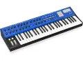 Niebieski syntezator Behringer Wave z klawiaturą i licznymi pokrętłami. To wszechstronne narzędzie dla muzyków, które może przypominać funkcjonalnością Roland JD-XA.