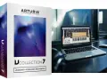 Pudełko z Arturia V Collection 7 obok laptopa z interfejsem syntezatora.
