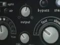 Panel urządzenia audio z pokrętłami i przełącznikami, w tym "output" i "fast/slow", sugeruje kontrolę nad dynamiką, jak w przypadku **noise gate**.