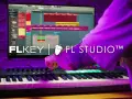 Ręce tworzą muzykę na klawiaturze MIDI, sterując programem FL Studio.