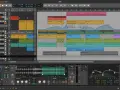 Wielostrefowy projekt w Bitwig Studio z warstwami instrumentów, sampli i efektów.