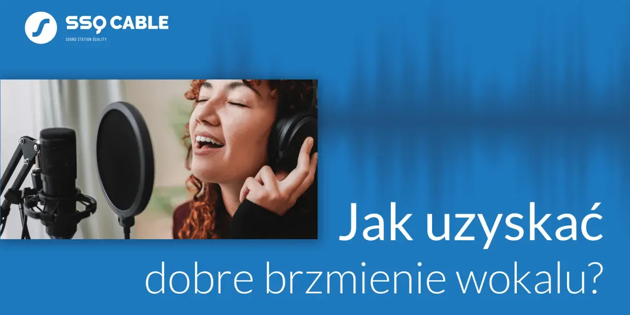 Kobieta w słuchawkach śpiewa do mikrofonu, pokazując jak uzyskać dobrą dynamikę dźwięku.