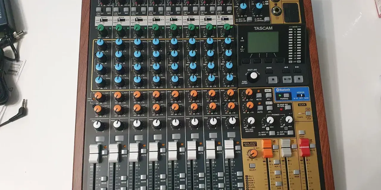 Tascam Model 12 to wszechstronny mikser z wbudowanym interfejsem audio i kontrolerem.