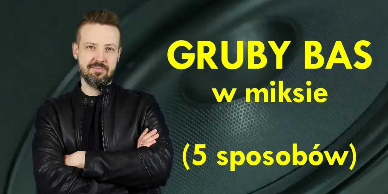 Mężczyzna w czarnej kurtce stoi przed głośnikiem. Żółty napis głosi: "GRUBY BAS w miksie (5 sposobów)".