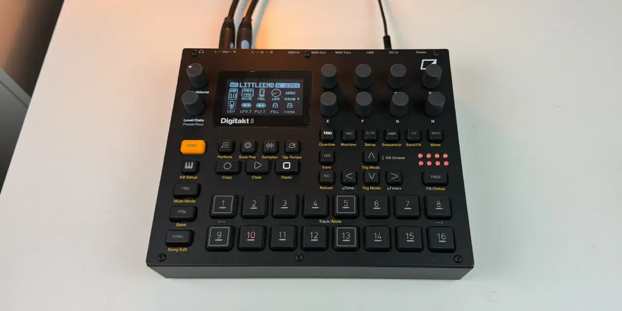 Elektron Digitakt II, czarny sampler i sekwencer, gotowy do tworzenia muzyki.