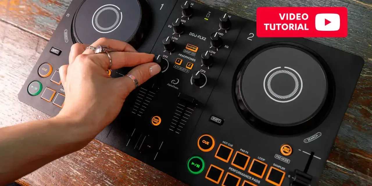 Ręka DJ-a kręci gałką EQ na kontrolerze DDJ-FLX2. Dowiedz się, co to eq i jak go używać w tym wideo tutorialu.