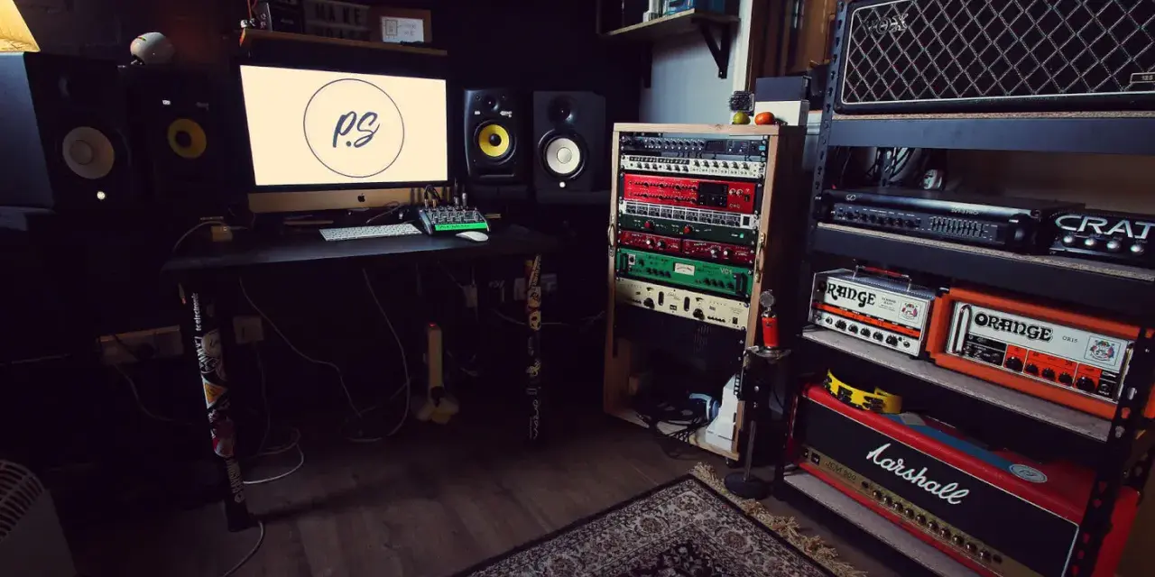 Profesjonalne, **solid studio** z komputerem, monitorami studyjnymi, rackiem z efektami i wzmacniaczami gitarowymi.