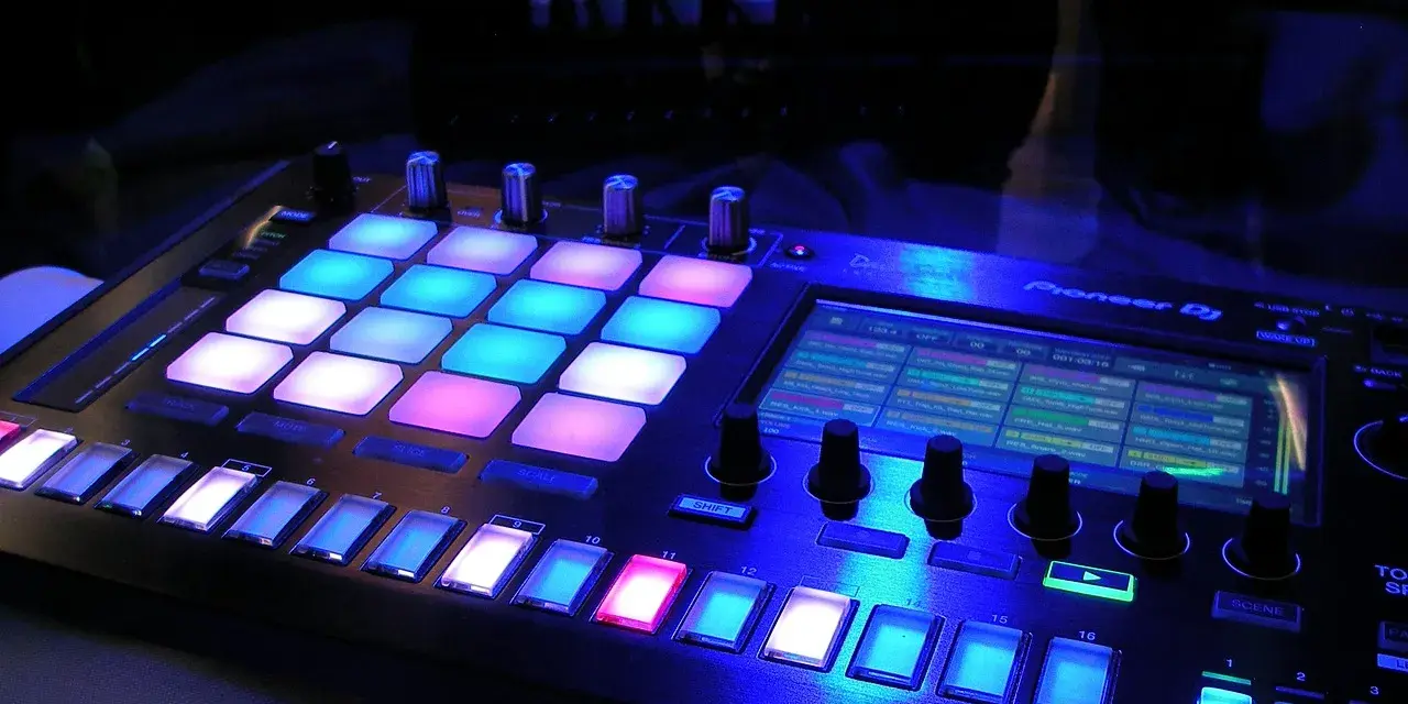 Pioneer DJ sampler z podświetlanymi padami i ekranem, idealny, by dowiedzieć się, jak zacząć robić muzykę.
