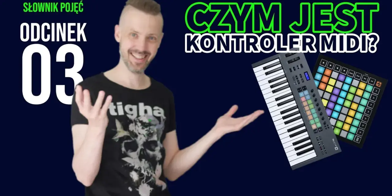 Mężczyzna z uśmiechem prezentuje kontroler midi i pad. Dowiedz się, czym jest midi i jak działa.