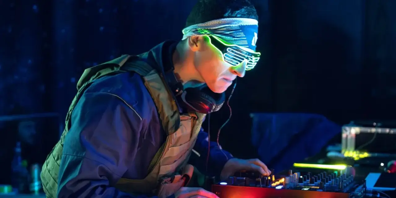 DJ w neonowych okularach tworzy pulsujący rytm acid house, zanurzając się w mroku klubu.