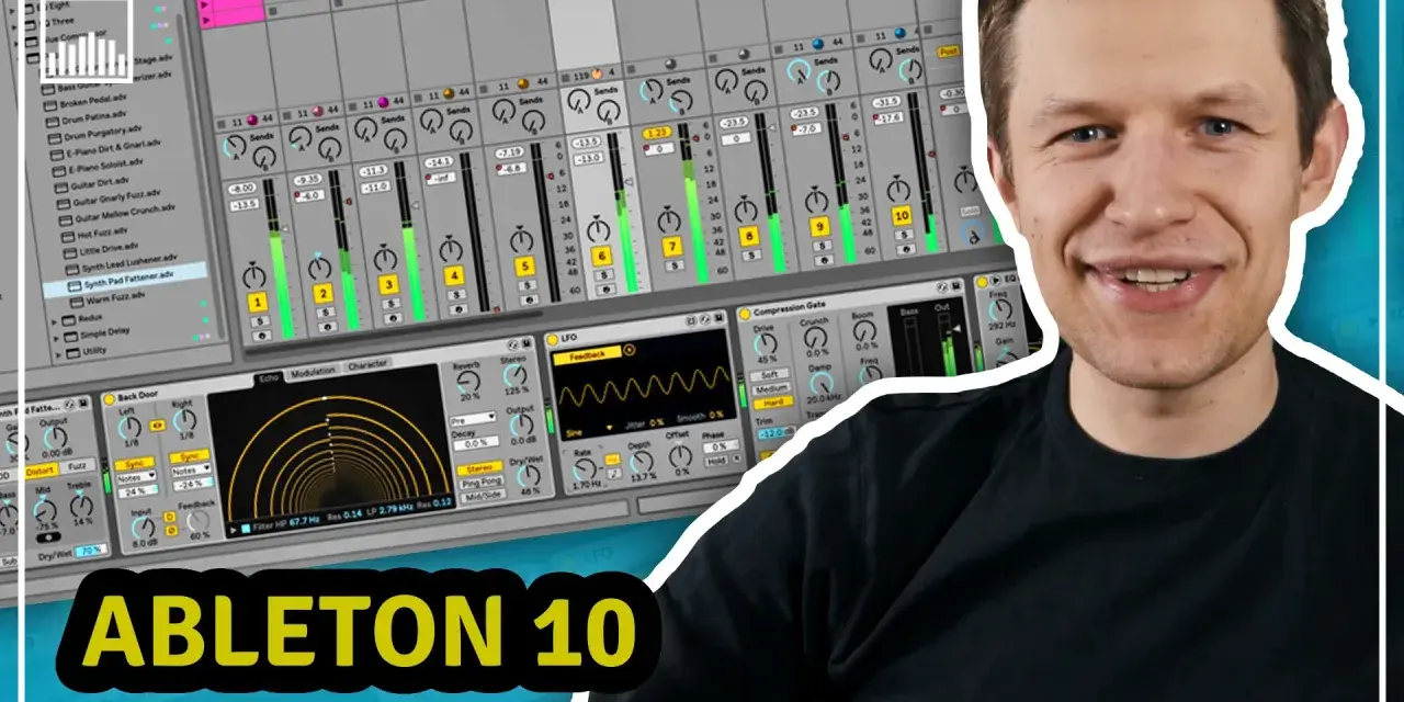 Uśmiechnięty mężczyzna na tle ekranu z programem Ableton 10. Idealny do nauki, jak tworzyć muzykę w Ableton kurs.