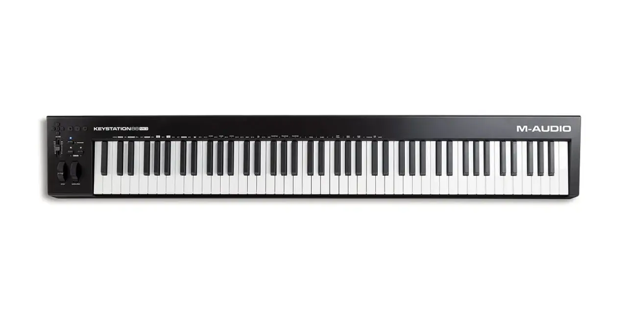 Czarny keyboard M-Audio Keystation 88 MK3 z 88 klawiszami, idealny do tworzenia muzyki.