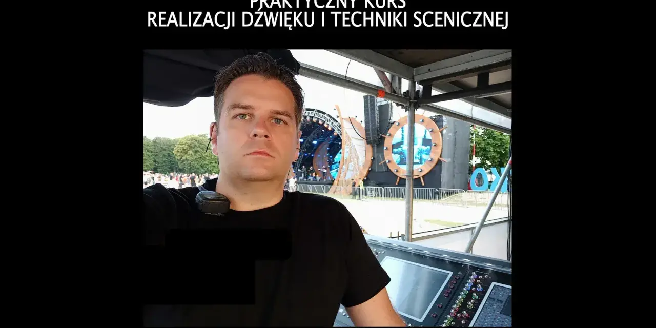Praktyczny kurs realizacji dźwięku na żywo. Mężczyzna w słuchawkach przy konsolecie dźwiękowej przed sceną festiwalową.