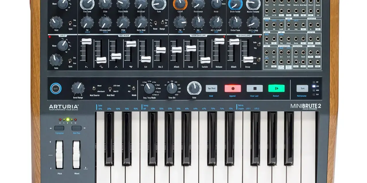 MiniBrute 2, syntezator analogowy z drewnianymi panelami bocznymi, oferuje bogactwo dźwięków wytwarzanych przez oscylator, z licznymi pokrętłami i suwakami do modulacji.