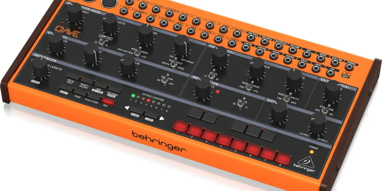 Pomarańczowy syntezator Behringer Crave z sekwencerem i licznymi pokrętłami do tworzenia dźwięków.