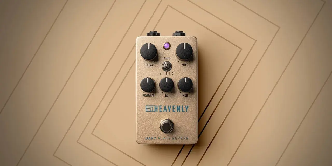 Złoty efekt gitarowy Heavenly UAFX Plate Reverb z pokrętłami Decay, Mix, Predelay, EQ, Mod.