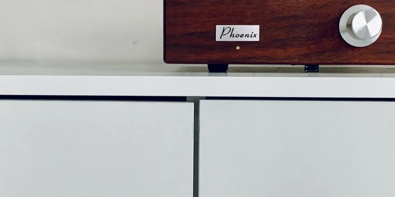 Drewniana obudowa wzmacniacza Phoenix z metalowym pokrętłem. Czysty dźwięk z tej lampy.