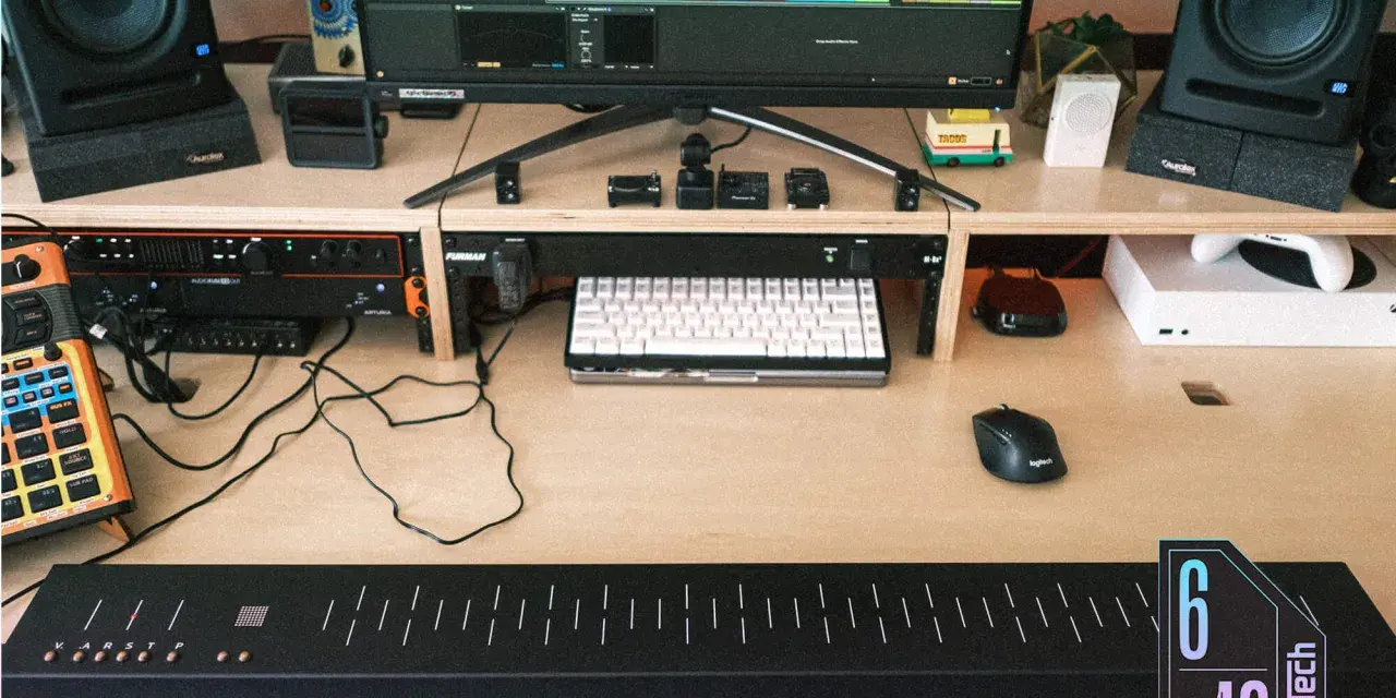 Stacja robocza do produkcji muzyki z monitorami, klawiaturami i kontrolerami. To idealne miejsce do tworzenia dźwięków w Soma Laboratory.
