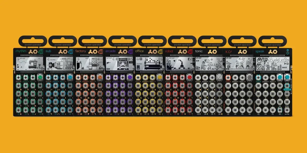 Rząd ośmiu urządzeń pocket operator, każde z własnym ekranem i przyciskami, gotowe do tworzenia muzyki.