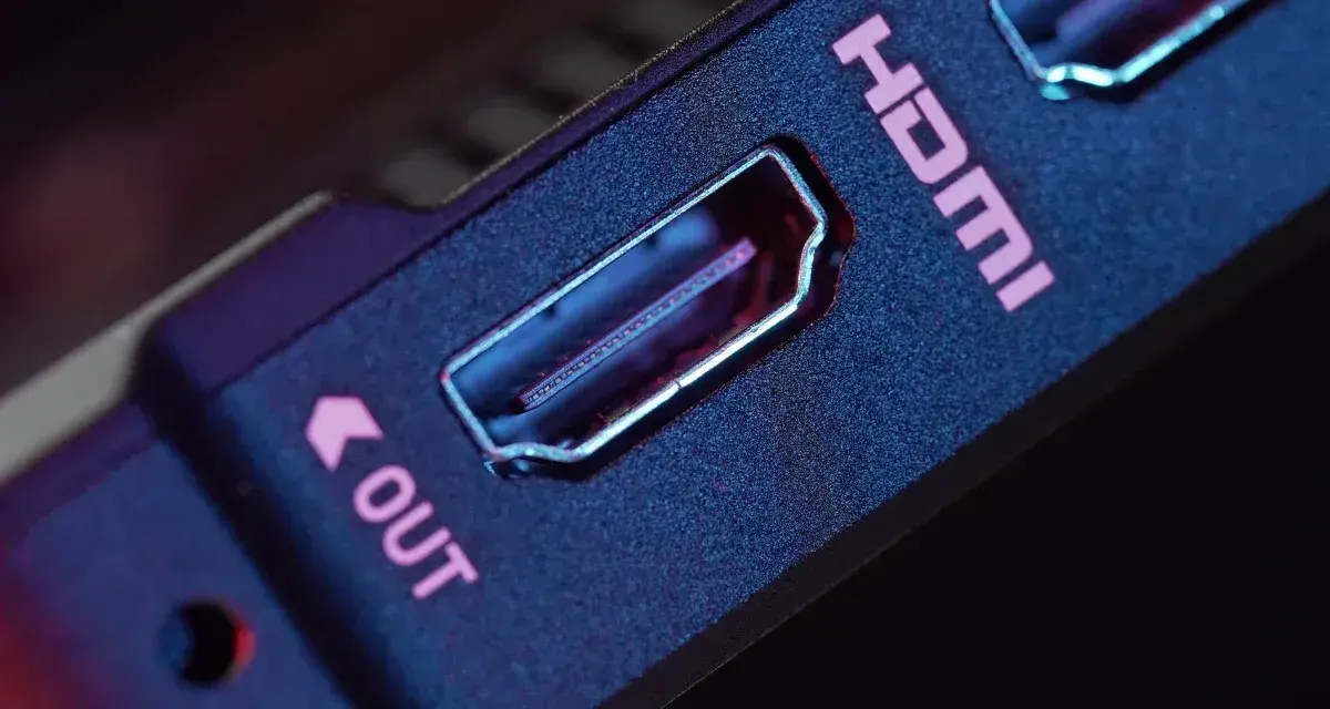 Zbliżenie na port HDMI z napisem "OUT" na urządzeniu. To część **channel strip** do przesyłania sygnału.