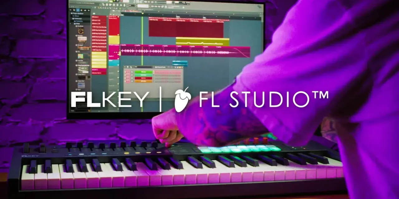 Ręce tworzą muzykę na klawiaturze MIDI, sterując programem FL Studio.