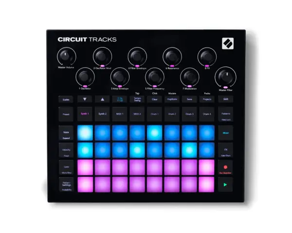 Czarny kontroler muzyczny Circuit Tracks z podświetlanymi padami i pokrętłami, oferujący innowacyjne komponenty do tworzenia muzyki.